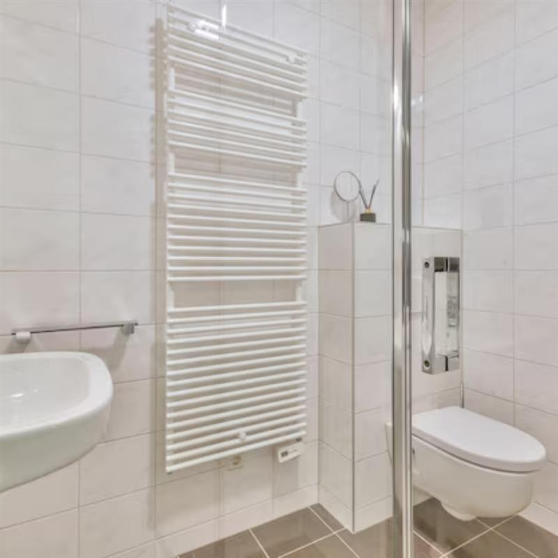 Hydronic towel warmer system
